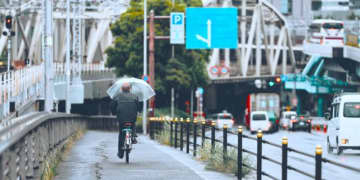 自転車の傘差し運転「反則金5000円」は来春からだが…悩ましい“梅雨シーズン”の移動、ペナルティー受けないための知恵と備え