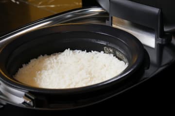 古米もおいしく炊ける? タイガー炊飯器の「低温吸水」とは
