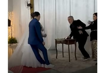 結婚式で新郎が失神、後方に崩れ落ちる…衝撃のハプニング映像が話題に