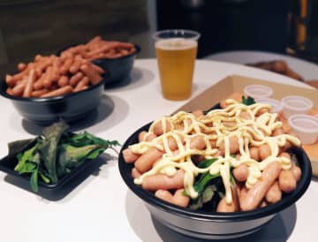 昼は山盛り 夜は酒盛り　新橋で「ポークビッツ食堂」　新たな楽しみ方を