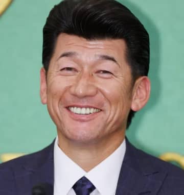 横浜DeNA監督・三浦大輔、小沢仁志に折れたバットを使ったグッズをプレゼント「素敵」「おもしろいデザイン」と称賛続々