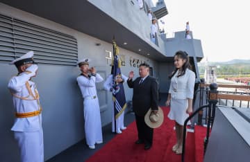 「毎年２隻ずつ建造せよ」金正恩氏、復旧した駆逐艦の進水式に出席