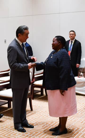 ウガンダ首相、王毅氏と会見