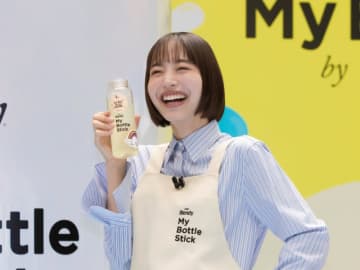 井桁弘恵がデコレーションしたマイボトルで水分補給「とびきりの美味しい笑顔」