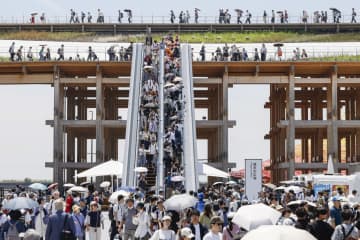 2列立ち止まり、万博レガシーに　吉村知事、エスカレーター利用で