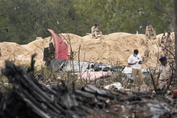インド機事故、260人超死亡　1人生存、地上でも犠牲