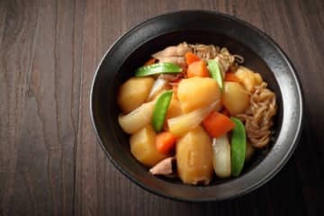 料理研究家MIZUK “味しみ王道”I『基本の肉じゃが』の作り方を伝授！難しいことは『一切なし』…”味しみしみ”に仕上がる鉄板レシピに主婦から絶賛の声「美味しい肉じゃが作れそうです！」「今日は肉じゃがに決まりっ♪」