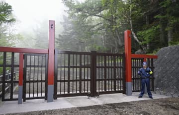 富士山規制常設ゲート完成、山梨　7月開山に向け5合目で予行演習