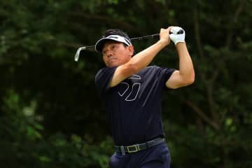 田中秀道がシニア初勝利へ首位発進 宮本勝昌は3打差追う