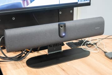 Jabra、小会議室向けのビデオ会議システム「PanaCast 40 VBS」。“狭い部屋”に最適化、デュアルカメラで180度対応