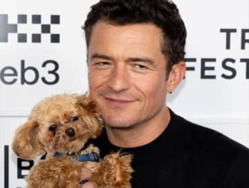 ケイティ・ペリーと破局危機報道のオーランド・ブルーム、愛犬とレッドカーペットに登場