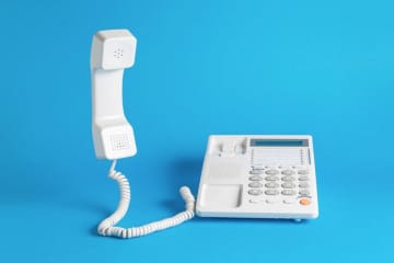 実家の固定電話には「勧誘の電話」しかかかってきません。月々の基本料金もかかるので、引っ越しを機に解約したいのですが…今も持つ意味はあるのでしょうか？