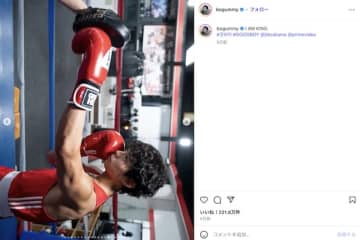パク・ボゴムの鍛え抜かれた肉体美！　あざだらけの姿にキム・ソヒョンとのオフショット公開