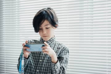 塾も志望校も自分で選んできて 手のかからないはずの小5の息子が買い与えたスマホを使って起こしていたトラブル