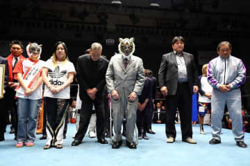 【ストロングスタイル】初代タイガーマスク　新間寿さん追悼セレモニーに自力で歩きリングイン「１年後には再デビューできそうです」