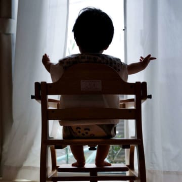 「これからみんなに...」デスゲーム始めてきそうな赤ちゃんに17万人の妄想爆発　お尻に〝真の主催者〟の影も？