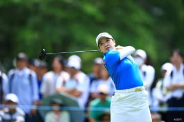 「ぼちぼちのゴルフ」今季初Vへ小祝さくらが首位浮上 岡山絵里と並走