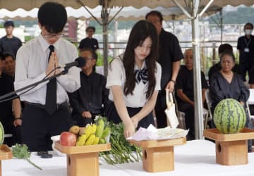 旧海軍司令部壕で慰霊祭　沖縄戦80年、遺族平和祈る