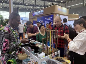 輝く宝飾品が来場者を魅了　中国・アフリカ経済貿易博覧会