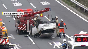「車線変更をして接触してしまった」首都高速でトラックが乗用車を横転させる事故　双方の運転手が軽いけが　東京・品川区