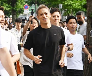 本田圭佑　39歳の誕生日に…全身黒ずくめ〝ゲリラランニング〟敢行