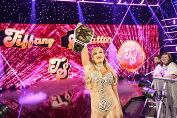 【ＷＷＥ】王者ティファニー・ストラットン　ホットパンツ姿で〝伝説の始球式〟を再現