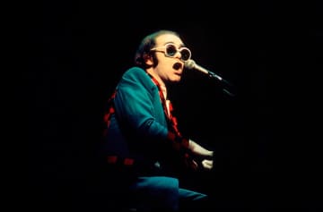 エルトン・ジョン、4月のレコードストアデイ限定盤だった1977年のレイ・クーパーとのロンドン公演のライヴ・アルバムがCDとデジタルでリリース決定