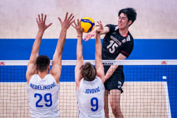 男子バレー日本代表、セルビアにストレート勝ちで２勝目。宮浦健人、甲斐優斗が“１枚ブロック”披露【ネーションズリーグ】