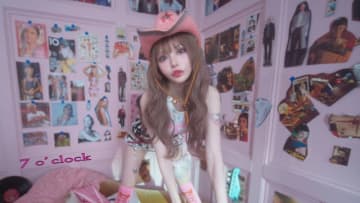 戦慄かなの、はしメロ提供曲「7 o'clock」MVテーマは“女性の自立”