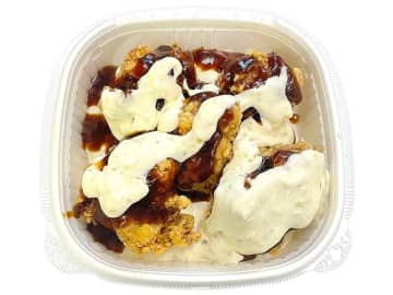 5個の唐揚げにバター使用の濃厚ニンニクだれとタルタルをかけた1,263kcalの背徳丼! セブン‐イレブンが「背徳飯やみつきタルだく唐揚げ丼」を発売
