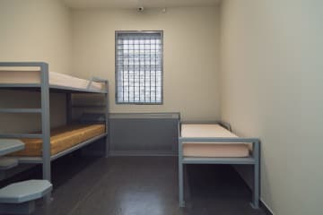 留置場の警官 拘束された男性の “トイレ行きたい” に「垂れ流せよ」で賠償命令  警視庁 ”当方の主張が認められなかったことは残念” と発言しコメント殺到「さすがに警視庁の主張が通るわけない」「担当警察官は当然懲戒処分ですよね？直接謝罪するくらいはしてほしい」