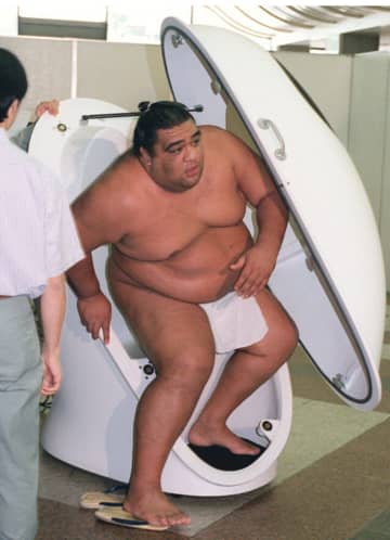 ＜あのころ＞武蔵丸らが体脂肪検査　26年前の6月14日