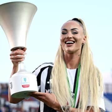 「狂気のカラダだ！」スイス代表のブロンド女子が魅せた“細マッチョな黒ビキニ”姿に世界反響！「惚れてしまう」「ヴィーナス降臨」