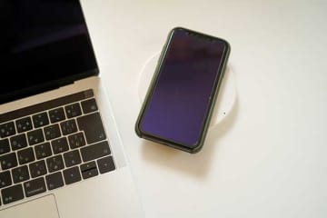 朝の“あるある”を英語で！「スマホを充電する」ってどう言う？