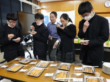 マサバ燻製レシピ決定　海洋高試食会　エゴマ油で製品化　茨城・ひたちなか