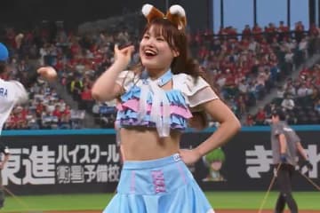 フリフリ衣装のきつねダンスに“怪物”乱入　210cm100kgにファン驚愕「耳つけるところはそこでいいんか？」