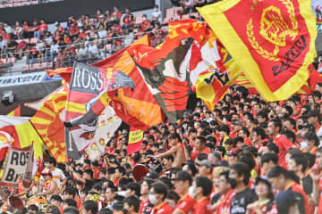 ｢やば!かわいすぎて優勝や!」J1名古屋の勝利の女神“弾丸観戦”カチューシャショットに反響！｢女神がメインスタンドにいたんだ｣｢天皇杯まで現地観戦とは｣の声