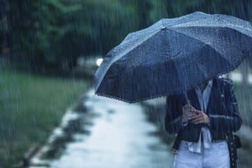雨に濡れにくい「傘の持ち方」が実用的すぎる。肩や荷物がびしょびしょ、解消する方法とは？