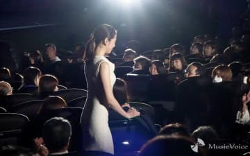 【動画】長澤まさみ、美スタイル際立つタイトなワンピ姿　謎の人形をベビーカーに乗せ登場