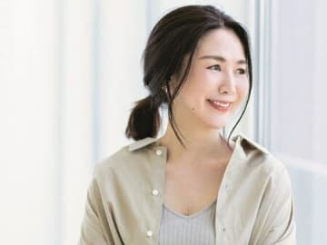 【40代・50代】湿気で髪が広がっちゃう…問題を解決！おしゃれにまとまる〈大人のひとつ結び〉