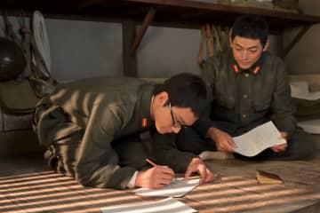 『あんぱん』第56話、嵩（北村匠海）が健太郎（高橋文哉）と一緒に紙芝居を作る