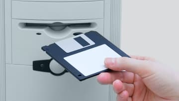 フロッピーディスクが衰退した理由と「それでも古い業種で使われ続ける理由」
