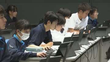富山県が目指す「大規模校」の理想形？ 2200人が学ぶ千葉県立幕張総合高校の"大学のキャンパス"のような圧巻施設