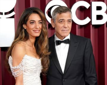 ジョージ・クルーニー、シルバーヘアに戻り妻アマル・クルーニーとレッドカーペットに登場