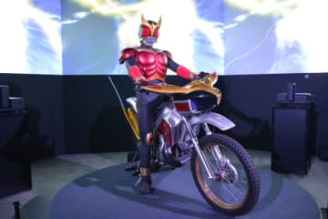 「超クウガ展」本日開幕！“五代”オダギリジョーの音声ガイド付き、設定資料＆グロンギ立像など一挙展示
