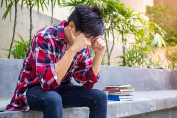 大学生の息子が、留年しそう…！1年分の学費を息子に納めさせるのは可哀想でしょうか？