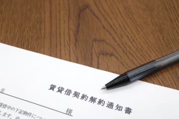 「転勤で退去」しようとしたら、賃貸契約の「2ヶ月前通知」にひっかかりました。1ヶ月分の家賃を払うしかないのでしょうか？