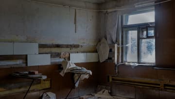 妻に先立たれ孤独死…年金暮らしの70代男性が都内・高級マンションの寝室に唯一遺した「段ボール箱」の切なすぎる中身