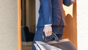 冗談だろ…〈年金月10万円〉と〈仕送り月20万円〉で暮らす78歳母から「お金が足りない」と催促が。怪しんだ55歳息子が“こっそり”帰省→実家で目にした“まさかの光景”【CFPが警告】