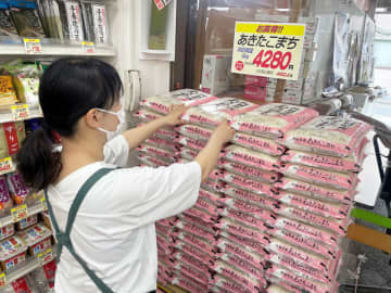 コメ価格高止まり　苦しむコメ農家…収穫量は減、農機具や肥料などは値上がり「農家がもうかるわけでないと知って」　スーパーの社長「安くできず心苦しい」　消費者「備蓄米は届くのか」「適正な価格で」